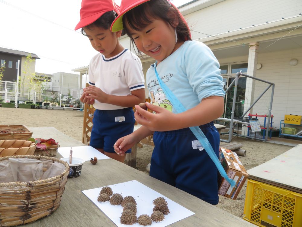 女の子は拾ってきたものを使い
自然物アート♪

「大きなハート作りたい♡」
「雪だるまも作りたいからもう一枚！！」
どんどんイメージが膨らみます・・

会話も弾み笑顔が溢れます♡