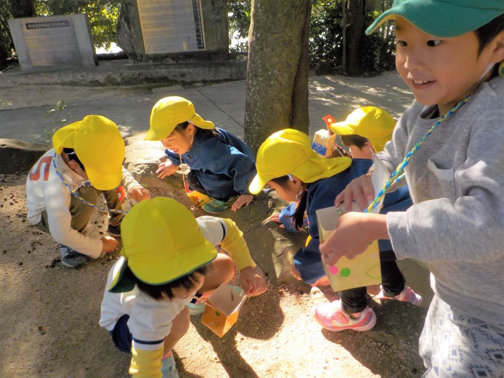 「みてみて。ここにたくさんあるよ!」
「このどんぐりかわいい」
「なんだか、トトロみたい♡」
「もみじあかくなっとるね~」
どんぐりだけでなく、
松ぼっくりを探したり
もみじやイチョウの葉が
鮮やかに色づいている様子に
気付いたリス組さん。