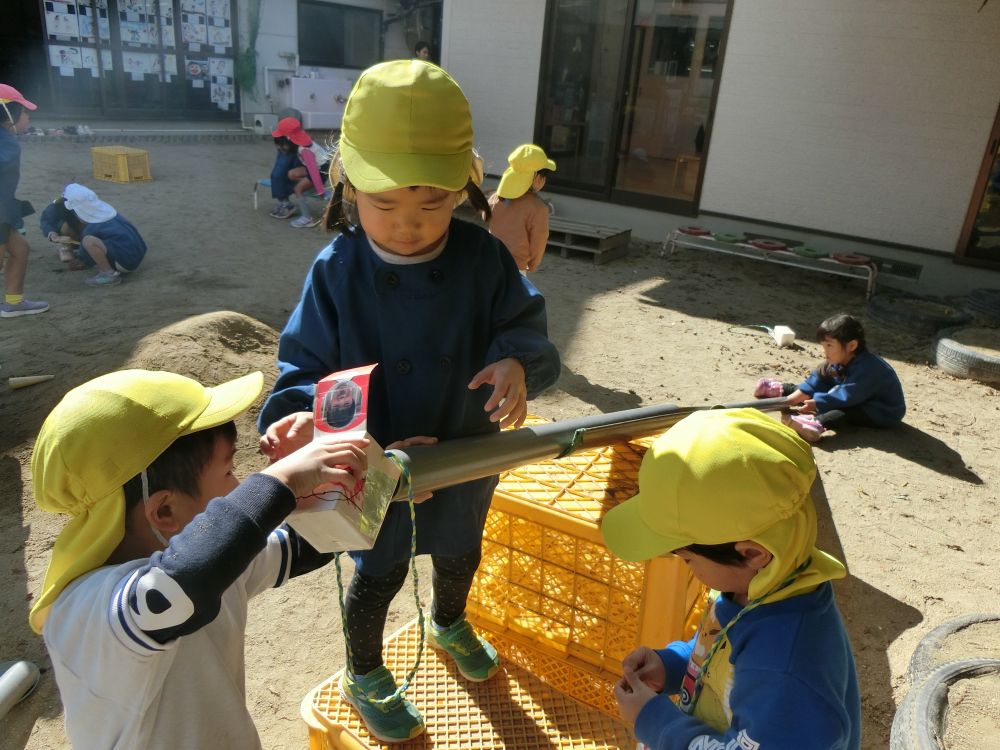 秋の実や木の葉で
いっぱいになった
お散歩バックを持ち帰り
早速トイを使って
どんぐり転がし♪
いっぱい流したら
ザーッと音がする
おもしろい!!
♪どんぐりころころどんぶりこ~♪