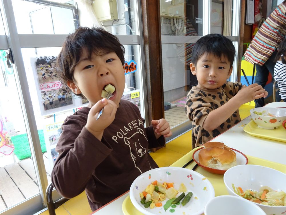 給食時間に保育室を覗いてみると・・・

時間をかけてゆっくり食べるHくん。
今日は先生見てみてー！と元気いっぱい☆
大きなお口でパクり！！