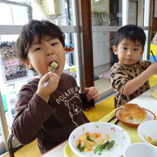 ＊　給食時間の様子　（門田認定こども園）　＊