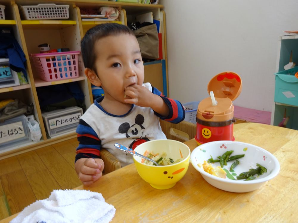 小さなクラスもモグモグ♪モグモグ♪
手づかみ食べもまだまだしっかりしても大丈夫！
指先を使って上手に食べてね♡