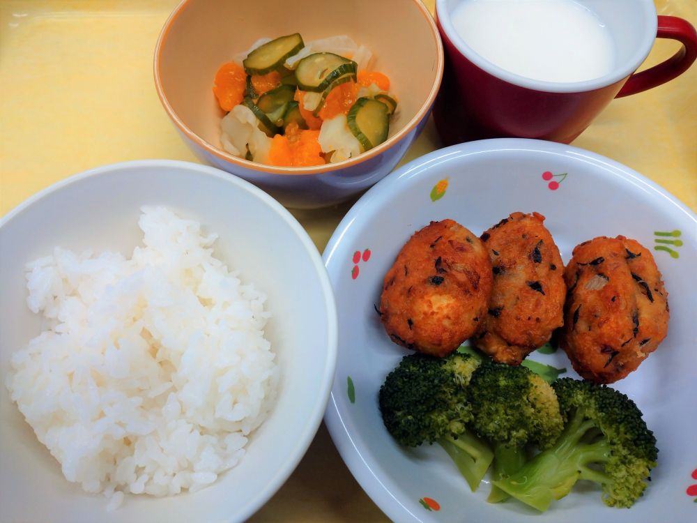 ご飯

ツナと豆腐のまりあげ

ゆでブロッコリー

フレンチサラダ

牛乳
