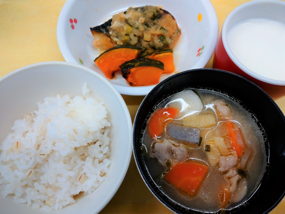 麦ご飯

サバのみぞれ煮

焼きかぼちゃ

豚汁

牛乳