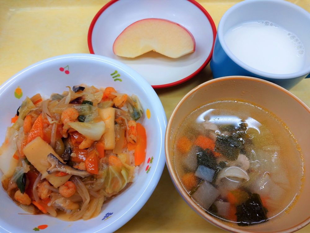 中華丼

大根と豚肉のコンソメスープ

りんご

牛乳