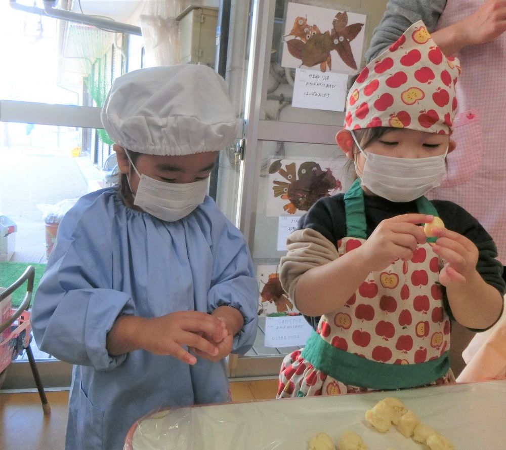 全ての材料をボウルに入れてしっかりもみもみ、こねこね・・・

｢わーレモンの匂いがするねぇ。すっぱそう・・・｣
生地がひとまとまりになってきたらレモンの皮を少し混ぜます。

｢レモンの皮ちょっとくさいなー｣
クッキングはいろんな子どもたちの言葉が聞こえて面白いですね♡

生地が出来たら小さいお団子状に丸めてぺたんこに潰し、両サイドを持ってつまみます。
レモンの形に見えるかな～。
みんな一生懸命集中して作りました。

