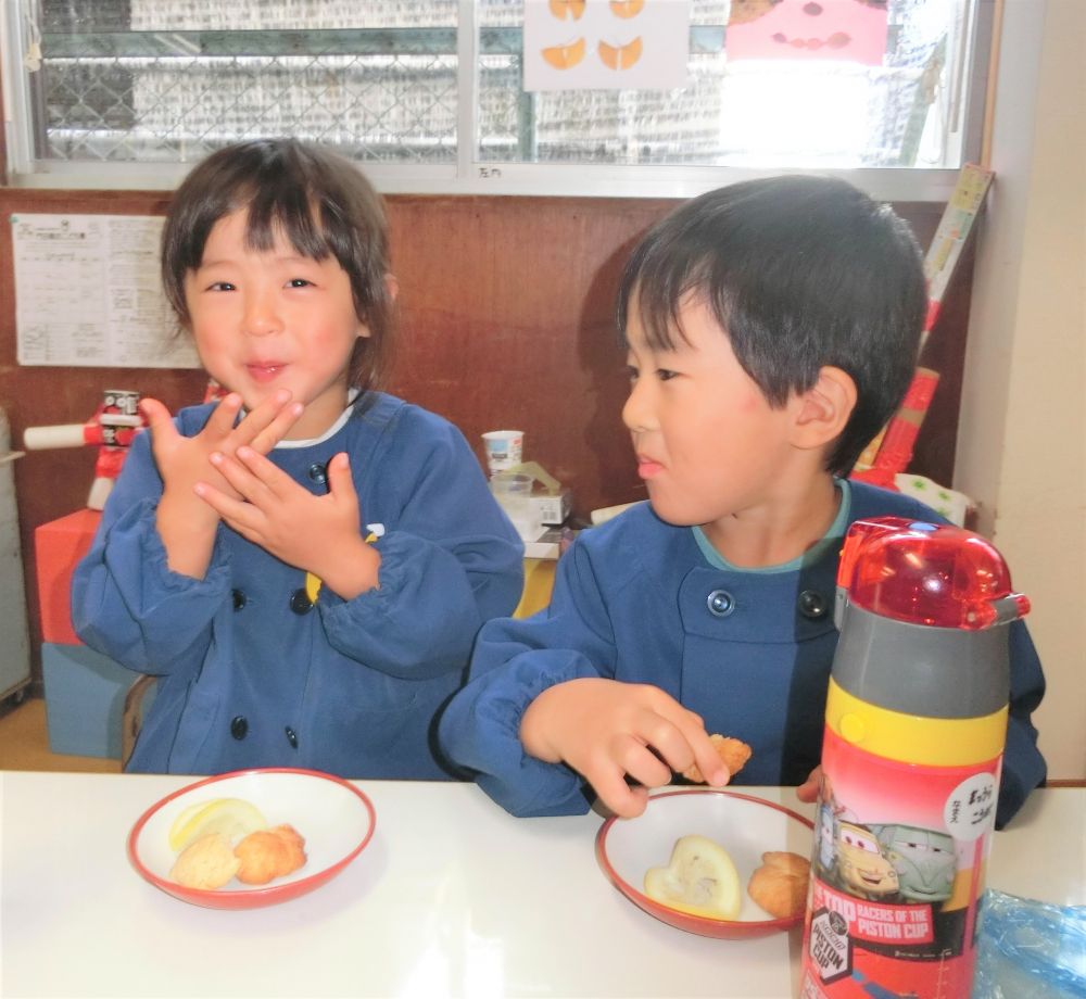 形成したら、給食室で焼き上げます。
お待ちかねのレモンクッキーが出来ました！！

おやつの時間は自分達で作ったクッキーと、中に入っているレモンを少し味見してみました。

｢わーーーすっっっぱーいっっ｣
と、口をすぼめて輪切りレモンをなめている子も、
｢わたし、レモン嫌いー｣と言っている子もレモンを匂って・・・
｢やっぱりすっぱーーーい☆☆☆｣

簡単に出来ますので是非ご家庭でも作って下さいね♡