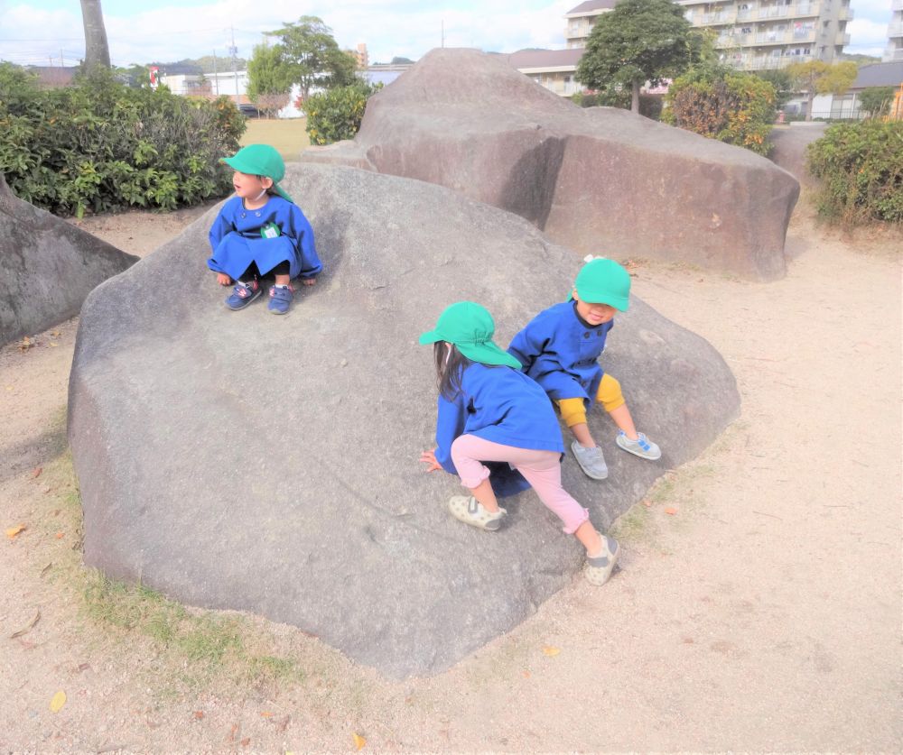 

大きな岩を見つけてZくんが走り出し、みんなもそれにつられて走り出す
手や足に力を入れて登っていました！