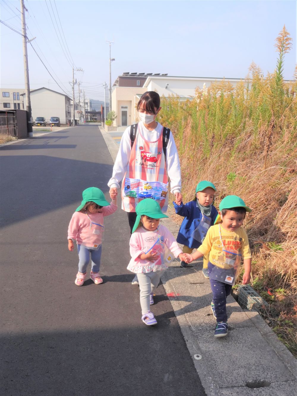 
今日もまた”いいものさがし”に少人数で出かけました
乗り物が大好きなIくんがいるので、「くるまいったねー」「トラック」「あかくるまー」
おしゃべりしながら公園へ・・・
