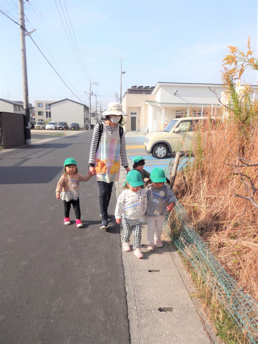 
最後のグループも元気にカバンを持って出発です
「あるこ～あるこ～♪」と歌を歌ったり、「くるまがきたよ～」「とまって～」とUちゃんが盛り上げてくれて楽しく公園に着きました
