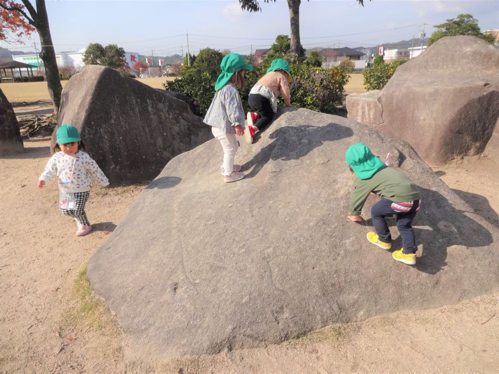 

最後には大きな岩の上に登って降りるを繰り返し楽しみました
のんびりゆっくりとした散歩も良かったです♡