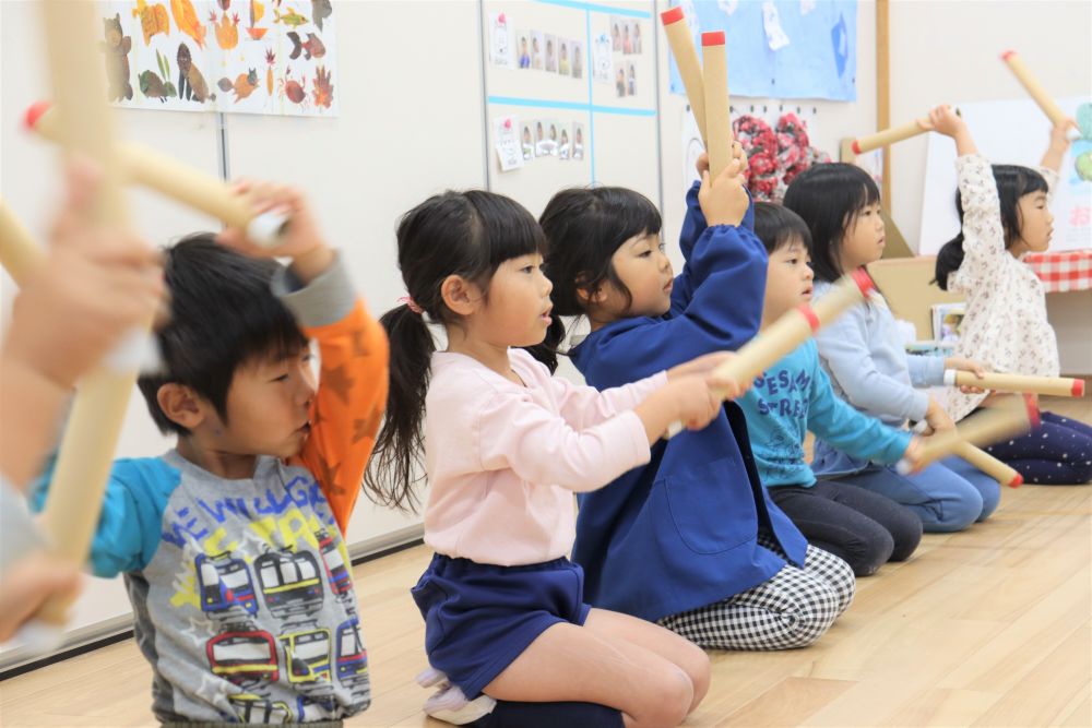 今日はあいにくの雨

室内でどうやって過ごすか・・・？

4歳児ゾウ組さんは発表会に向けて銭太鼓
練習しているな、と思いながら保育室に入ると
Ｙちゃん「先生、写真撮って」と、申し出が
保育者　「いいよ」

というわけで撮影開始
みんなの真剣な表情に成長を感じます