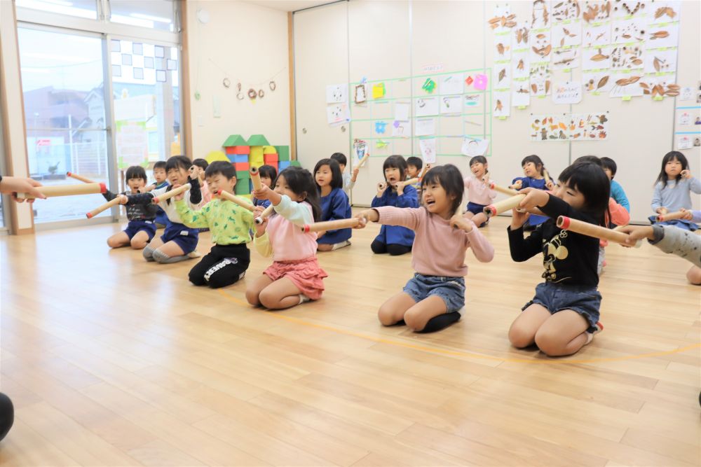 始めての銭太鼓
リズムに合わせて
元気にたくましく!
