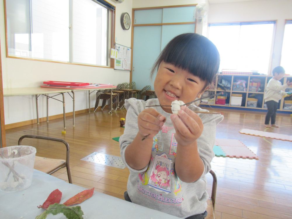 公園に行って集めてきた秋の自然物を使って見立てて遊ぶことを楽しんでいます

「このどんぐり、チョコレートみたい」「この葉っぱおもちについとるやつと一緒」と様々な物をイメージしながら遊ぶことを楽しんでいます



「これ柏餅よ」とYちゃん
作ったお団子を葉っぱで巻いて本当の柏餅みたい♪