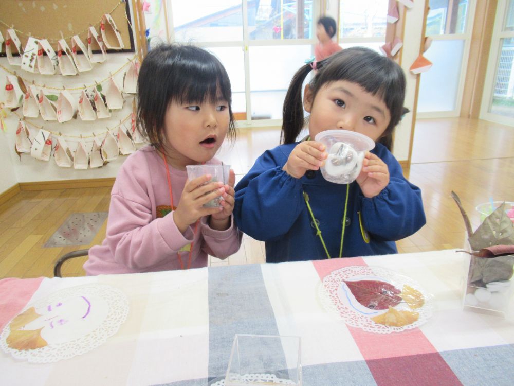 AちゃんとAちゃんが遊びに来てくれました
「チョコレートケーキが欲しいな～」
「う～ん甘くて美味しい」
お客さんになりきって遊ぶ二人はカフェに来ているみたいに楽しそう♡