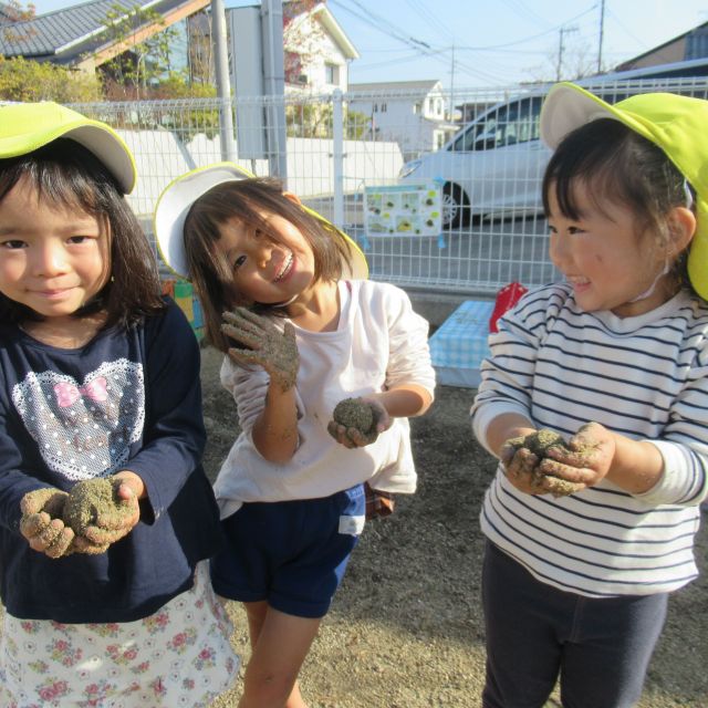 ＊　3歳児   　園庭で　＊