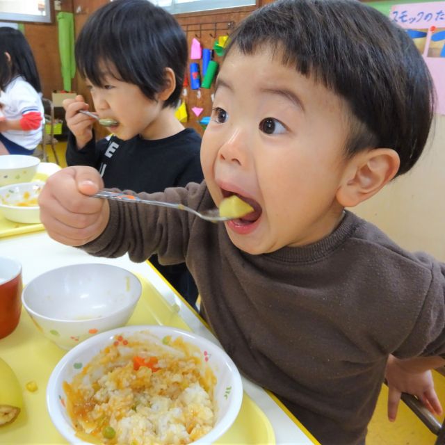 ＊　給食時間の様子　（門田認定こども園）　＊