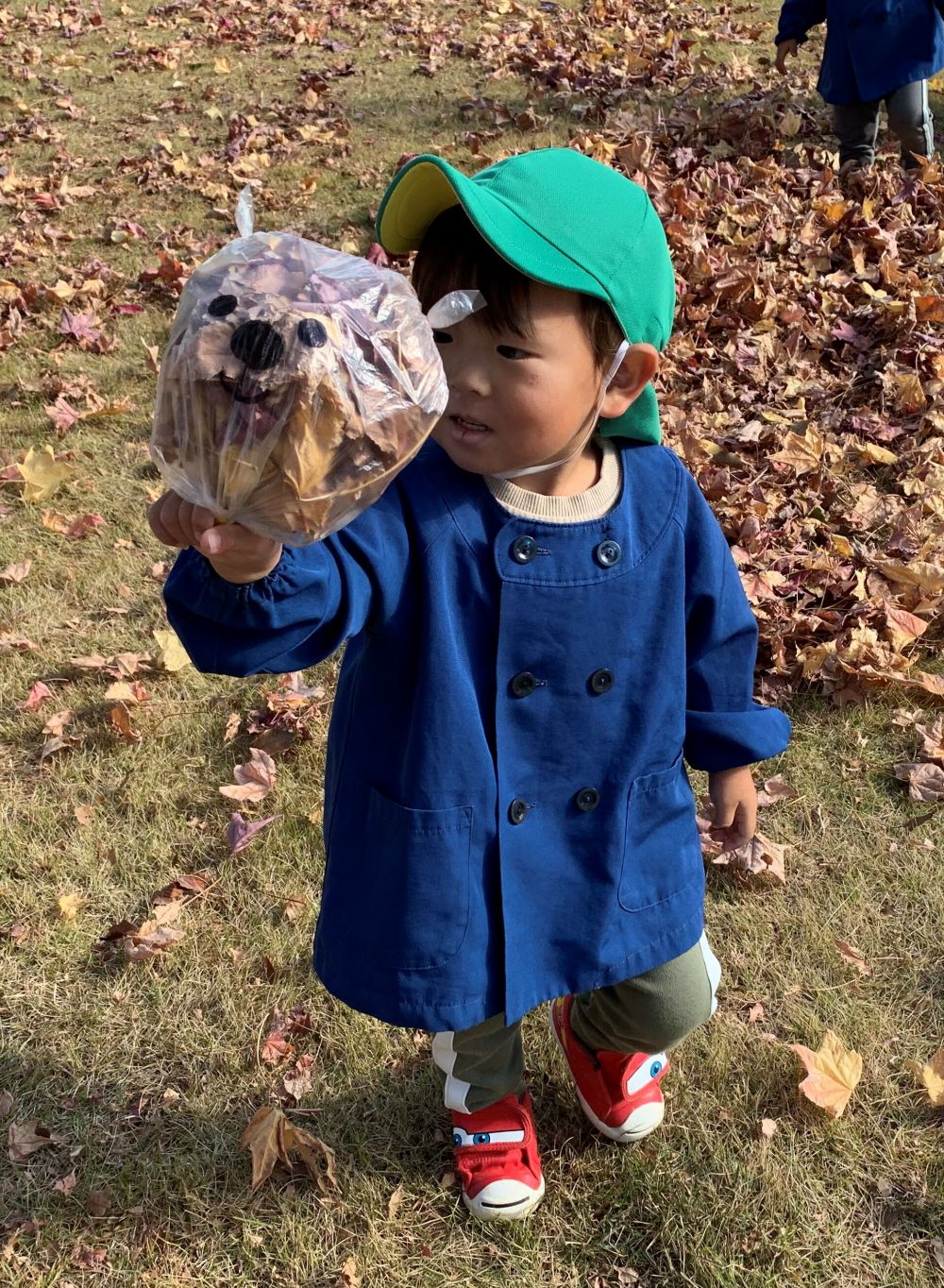 ヒヨコ組さんは、
ビニール袋に落ち葉を入れて
かわいいクマさんのできあがり🐻