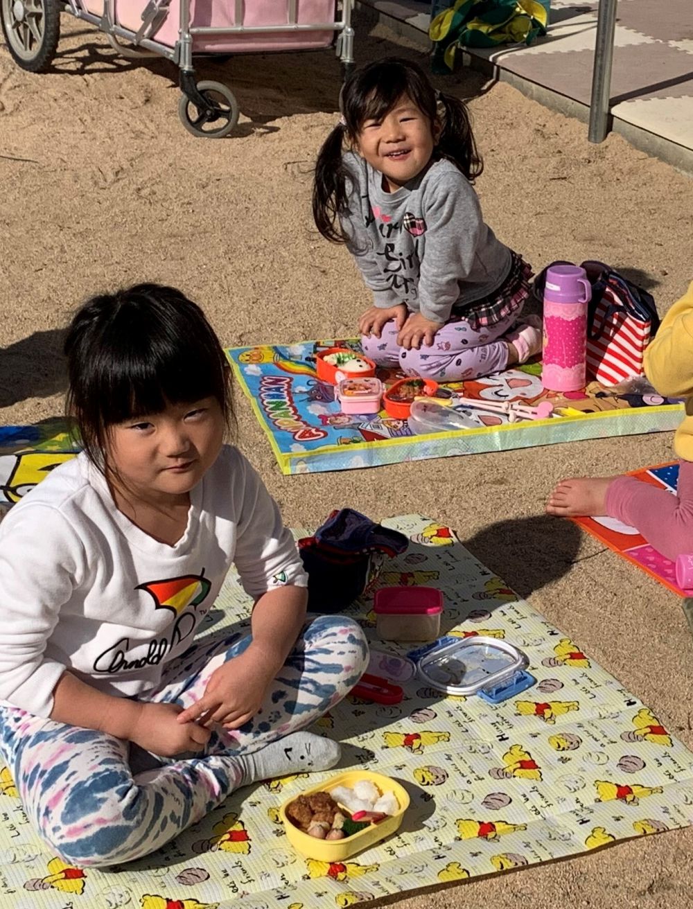 お弁当の時間🍱
「わたし、ハムをこうやって折って入れたんだよ。」
「わたしは、卵焼きを作ったよ。」
会話が弾む楽しくておいしい時間でした🎶