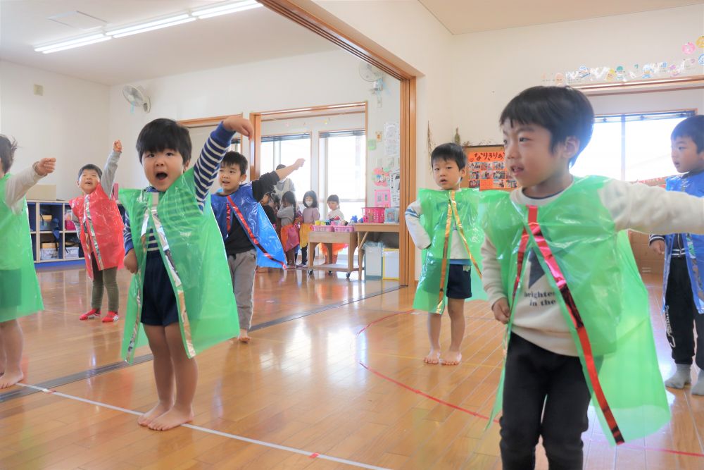 ３歳児リス組さん
この日は、すいみい保育園の友達と一緒に発表会の歌と踊りを楽しみました

男の子たちはみんな元気もりもり
