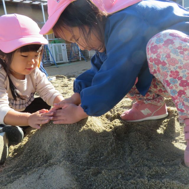 ＊　２歳児　砂山作り　＊