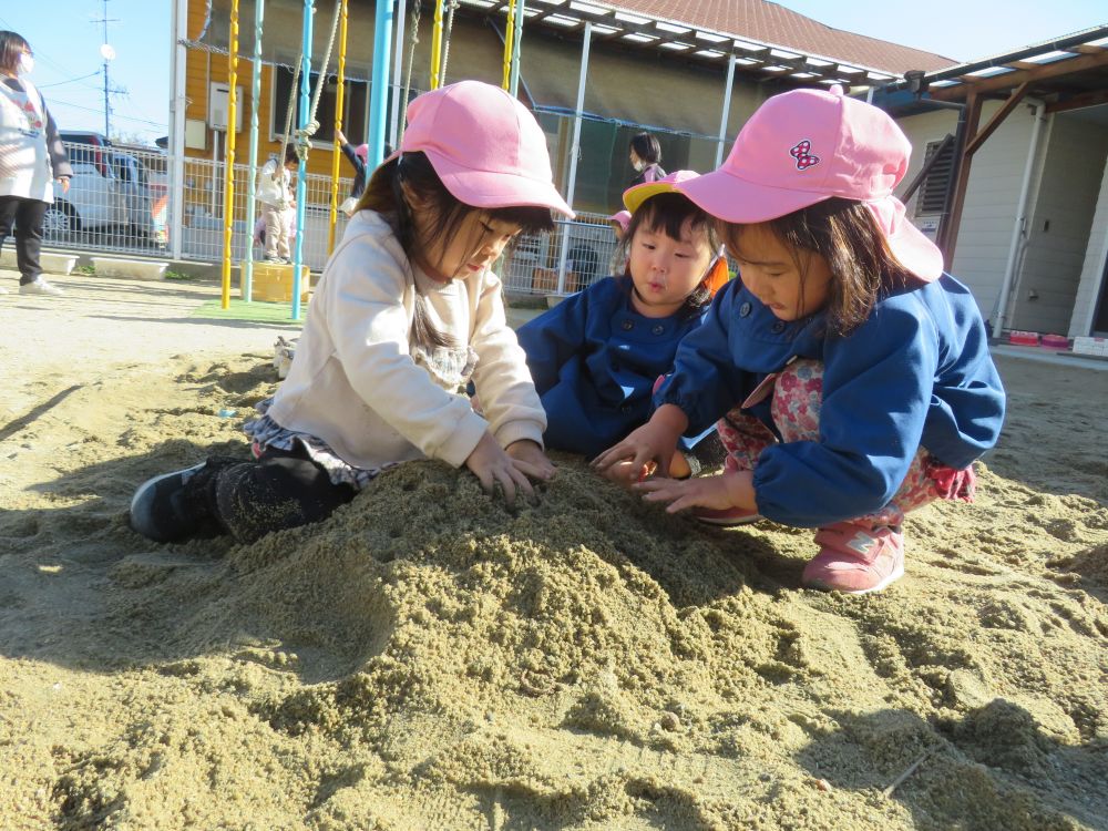 しばらくお誕生日会をすると枝をポイっと取り

あっさり壊してしまいました…

あんなに頑張って作ったのに…と思う私でしたが
満足したのか、子どもたちは『フワフワになったね♡」『次何作る？』と壊す事も含めて楽しんでいるようです

