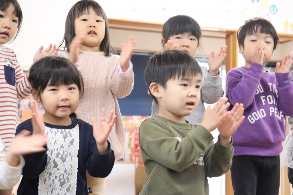 リズムにのって歌うことが大好き
ピアノの音が鳴ると体が自然と動き出す♪

