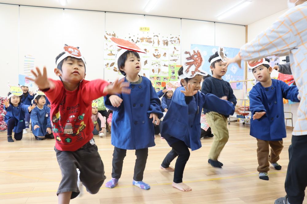 ”みんなで振り付け決めたい”と
自分たちでやってみたい思いがいっぱい♡

「ねずみだからこう？」
「うさぎだからピョンピョンしよ」
「オオカミだから強そうにせんとね」
などとアイディアを出し合って・・