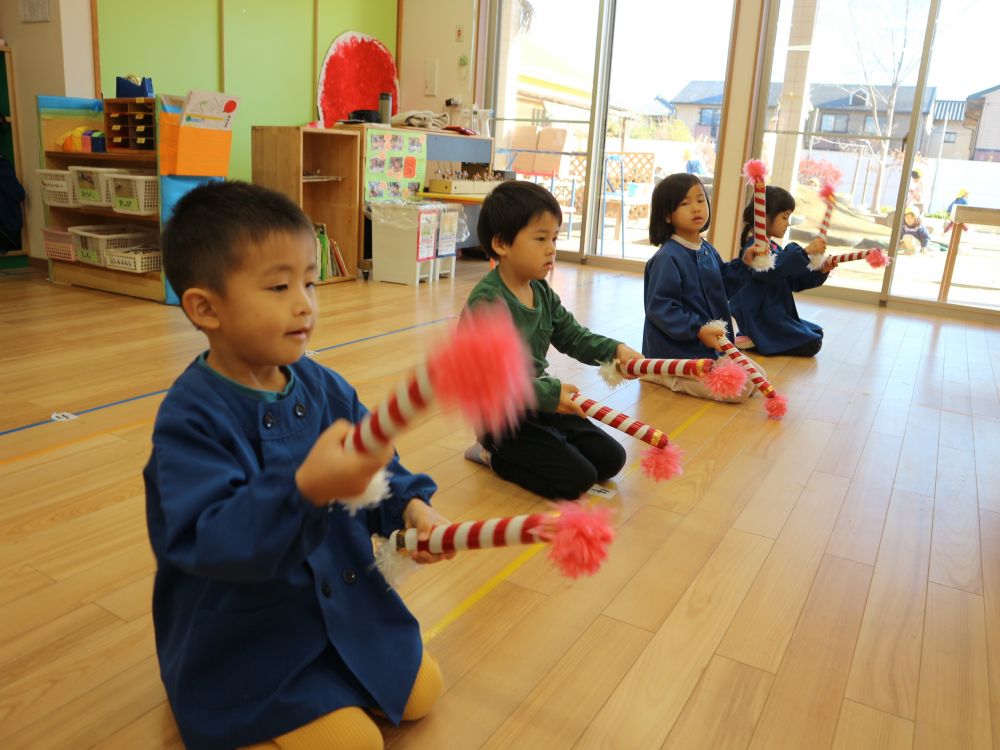 「難しい・・」
「ここどうやってするん？」

いざ始めてみると
なかなか難しい・・・
思うようについていけず苦戦しながらも
先生の真似をしようとひっしになってバチでたたくゾウ組さん

