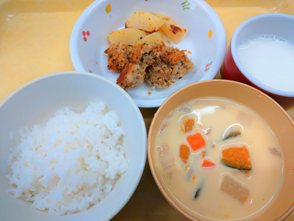 ご飯

鶏肉の香草焼き

焼ポテト

かぼちゃのミルクスープ

牛乳