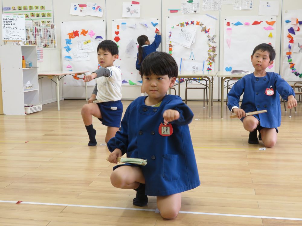 扇子を持って初めて踊る日本舞踊

本番に向かってしっかりと気持ちも高まっています