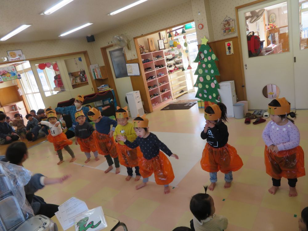 次に登場するのは・・・カピバラさん！！
『カピバラ天国』の踊りを
カピバラさんになりきって踊ります。

初めての舞台でドキドキも
いっぱいだと思いますが
温かい応援よろしくおねがいします