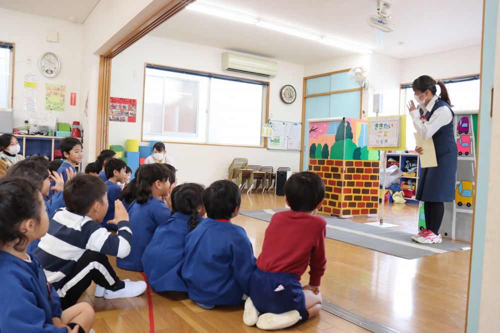 今日は、交通安全教室
尾道市総務課の職員さんにきていただきました

とても分かりやすく、そして楽しく教えていただきました

