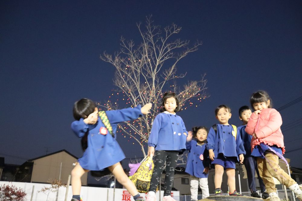 イルミネーションをバックに
最近できた築山の上で決めポーズ

決まってるぞＳ君！


想像以上の子どもの喜びに職員も大満足
これもやりがいに
もっともっと楽しい事をいっぱい見つけるぞ！

