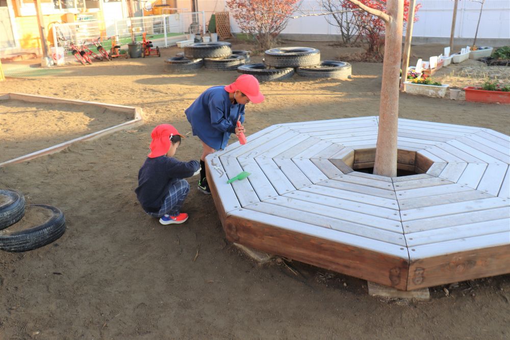 １２月になり寒さも増してきたと感じる事が・・・

朝、園庭でウッドデッキの上に霜がおりていました
それをみつけ、スコップで削りとるＨ君とＴ君

面白そうなので密着取材を開始