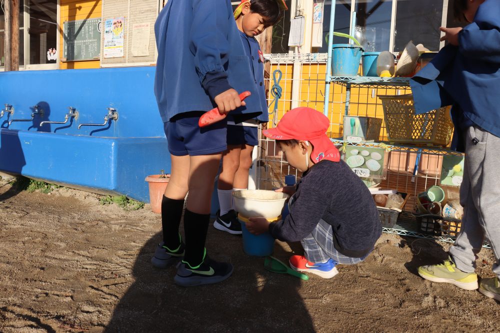 さてさて、頑張って集めた霜をどうするのかと？と思っていると
バケツにザルをのせて蓋をして
そのあとは

みんなで思い切り鬼ごっこを楽しんでいました

小さな自然、小さな気づき
子ども達に楽しさを分けてもらいました