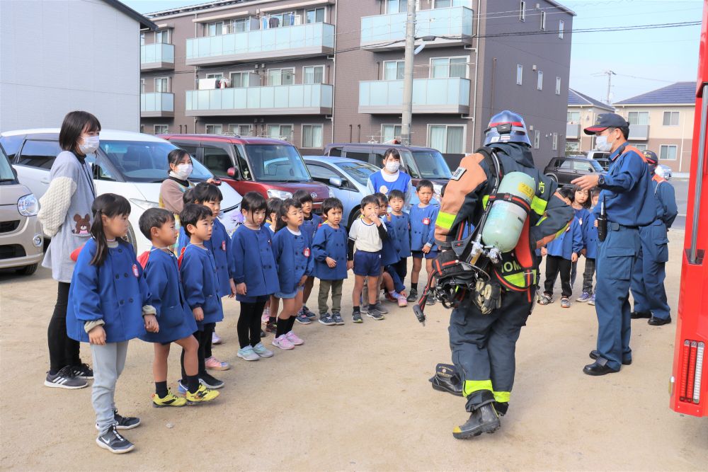 大サービスで実際に火事が起きた時の服を着てくれました
分厚い服に背中には酸素ボンベ
約18キロの服を着て12キロのホースを持って火事を消しにいくそうです
