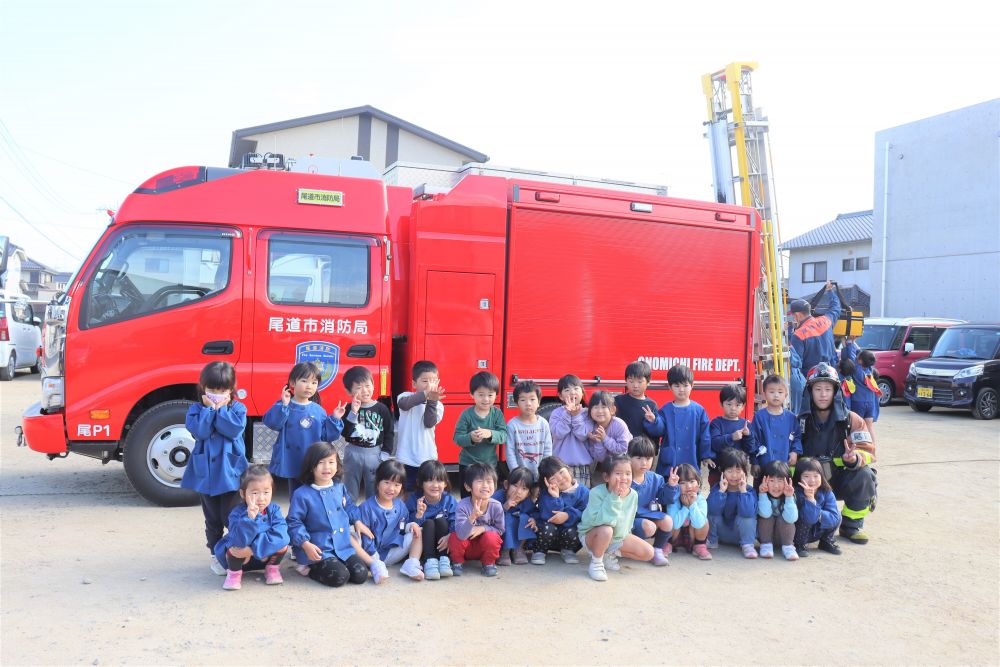 消防車の前で消防士さんと　記念撮影☆