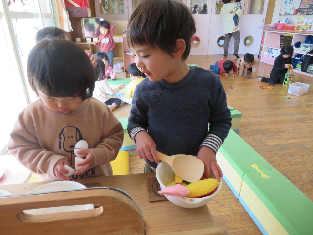 キッチンでは友達と話をしながら料理をしたり、


Tくん「オムライスつくるよ～」
Uちゃん「じゃあわたしは、卵をするね！」


