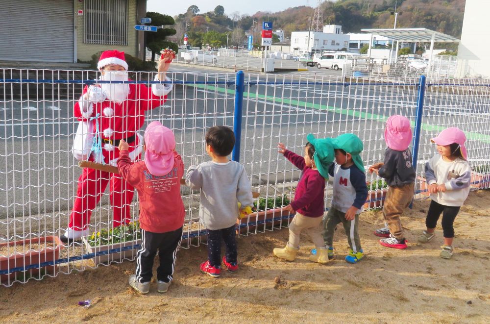 園庭で遊んでいると、
　すずの音が聞こえてきて・・・
「あっ！　サンタさんだー！！」