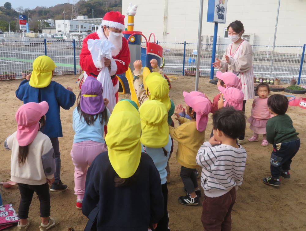 🎅「みんなに、プレゼントを持って来たよ」

ワーイ💛