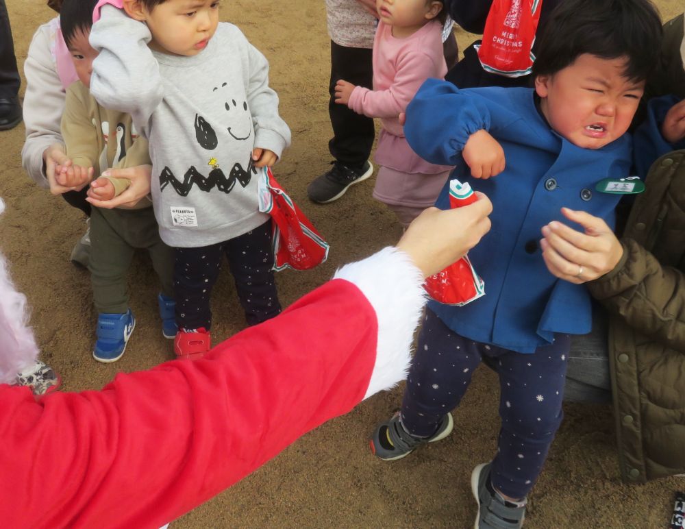 🎅「プレゼント、どーぞ」

こわいよ～😭