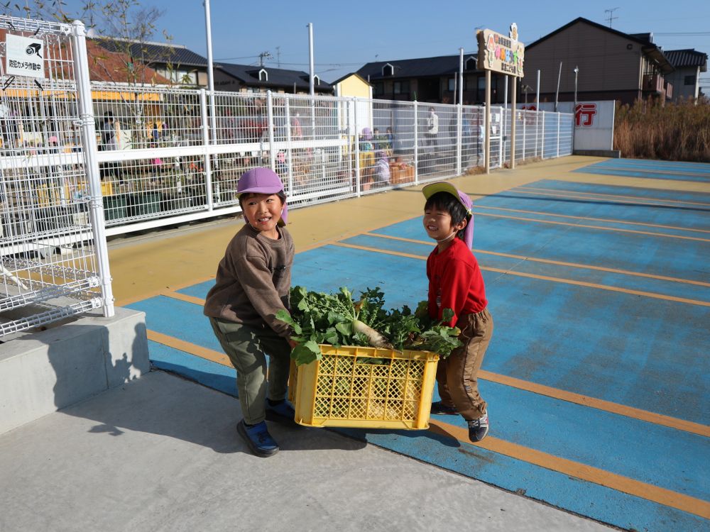 給食先生に配達！
「二人で運ぼうや！」
「手伝って！」　協力して♡
力持ちのAくんとHくん☆