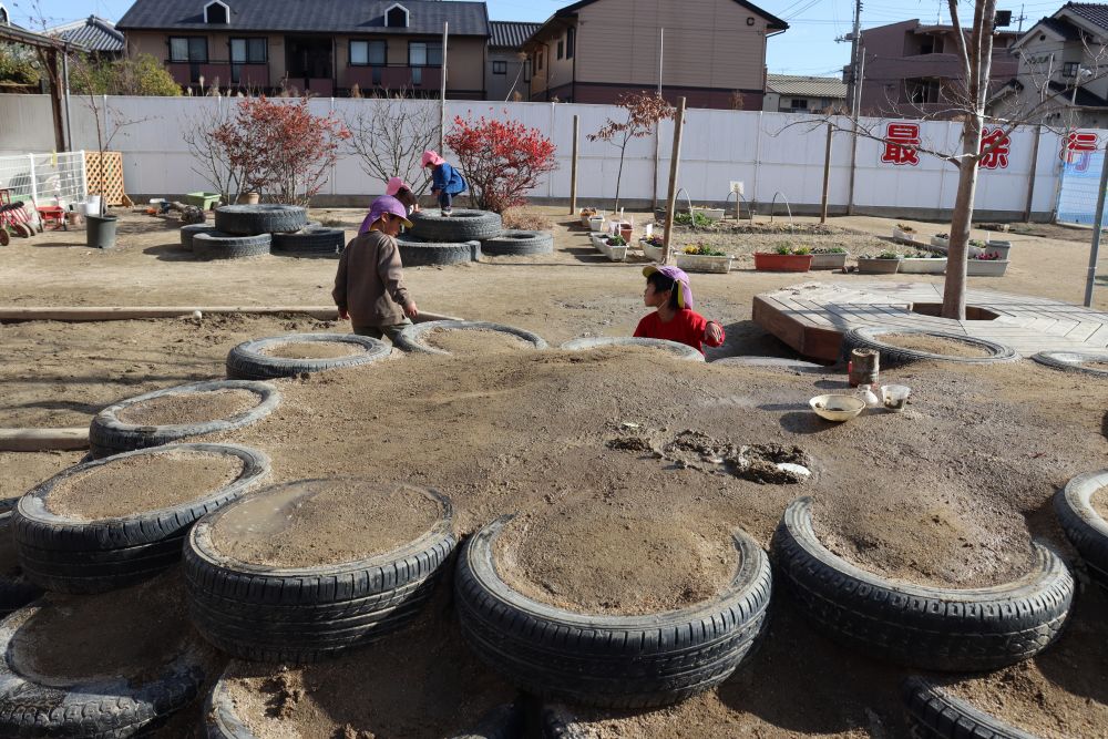 数カ月前から少しずつ作った築山
準備も整い、水道をつなげます