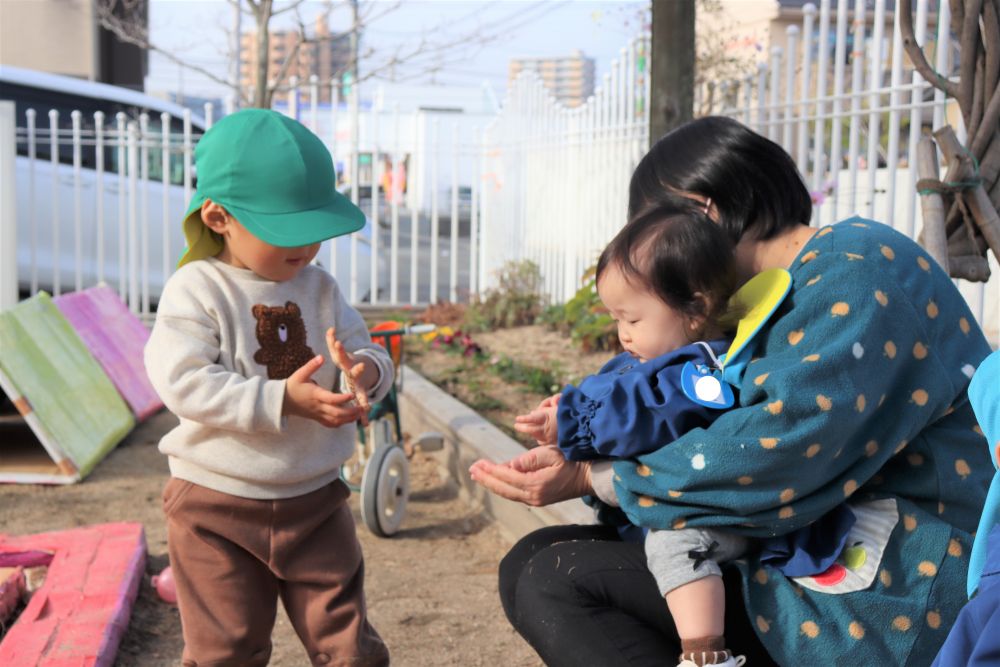 第１園庭
最近入園した友達
0歳児のＮちゃん

1歳児のZ君
気になるようで砂場から砂を持ってきてプレゼント♡
