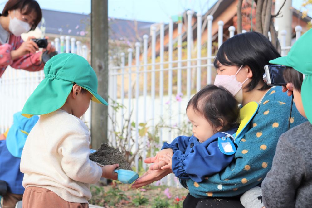 しばらくして・・・


喜んでくれた事が嬉しかったのか
今度は、お皿に山盛りのお砂をプレゼント


これを見て周りの保育者もみんな笑顔に♡
Z君ありがとう！