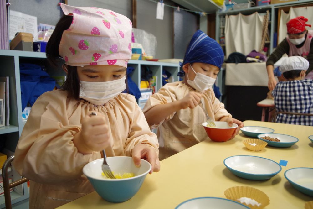 ゾウ組さん、３回目のクッキングです♡
｢何を作るのかな～・・・｣
｢まつぼっくりを作るよ｣

ん？まつぼっくりは作らないけど松ぼっくりのようなお菓子作りをするよ（笑）

クッキングの前にまつぼっくりの絵本を読んでイメージを膨らませました♡
材料は
・さつまいも
・砂糖
・豆乳
・ココアパウダー
・コーンフレーク（チョコ）