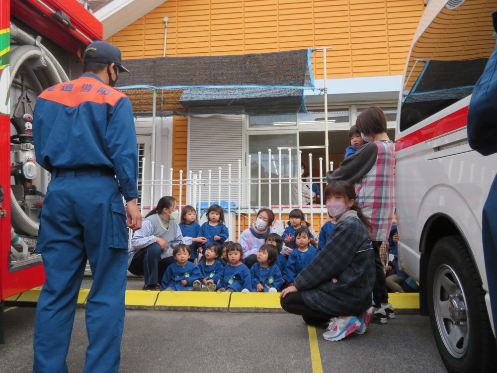 いつも窓から見ている、憧れの車・・・
真剣に、少しドキドキしながら、お話を聞く様子が見られました😊