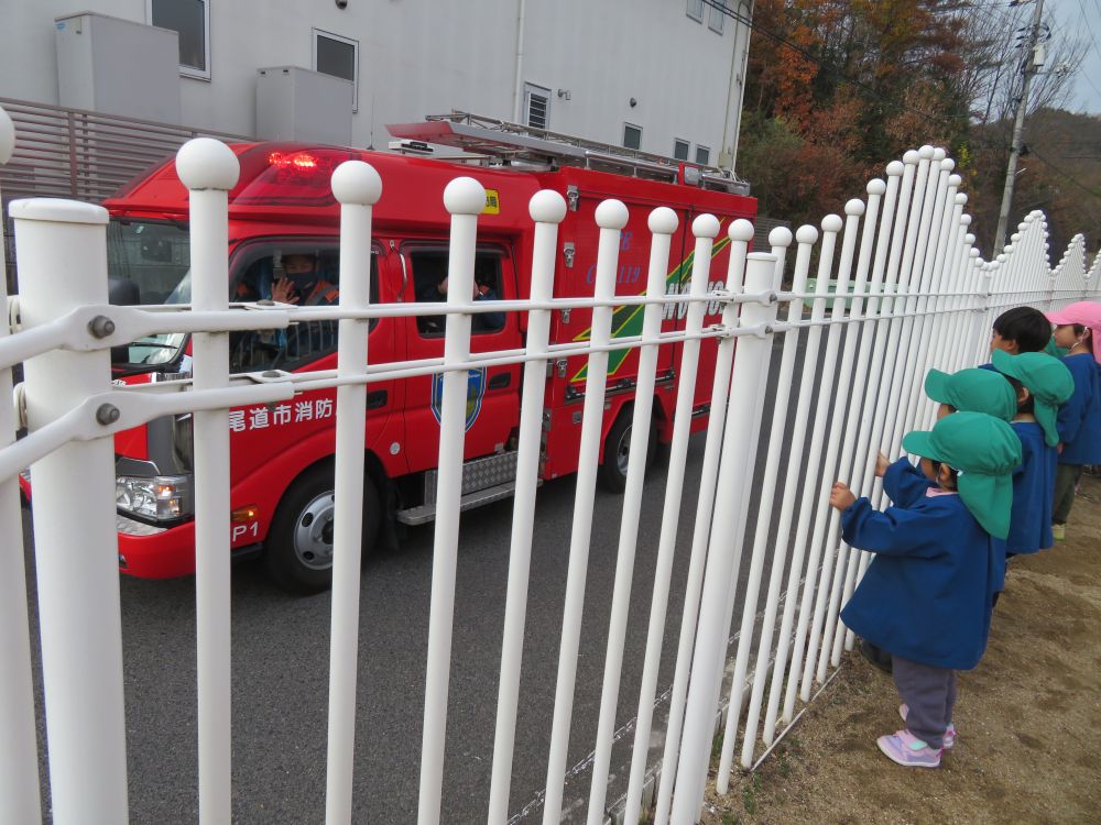 帰った後も、「しょうぼうしゃきたね!」「きゅうきゅうしゃもおったよ!」と嬉しそうにお話をしてくれました♡
はたらく車、これからもがんばってね~~~!と並んでバイバイ!
かっこいい車が近くで見れて嬉しかったね☆
