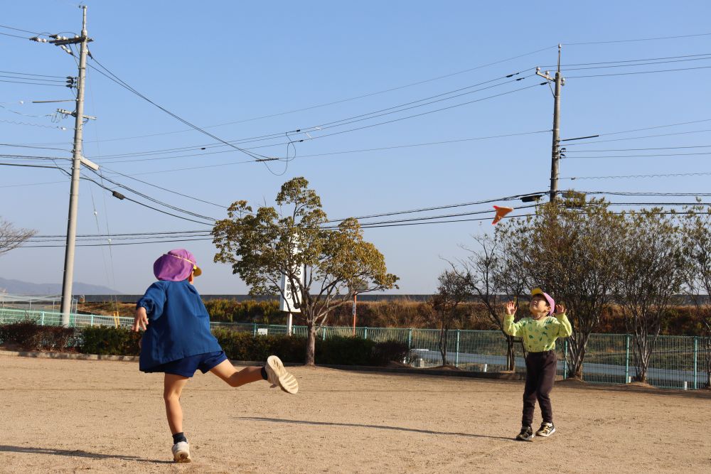 4歳ゾウ組さん
高西公園に遊びに行きました

公園に着いたらさっそく
自作のブーメランを投げて遊ぶ
Ｒ君とＳ君
